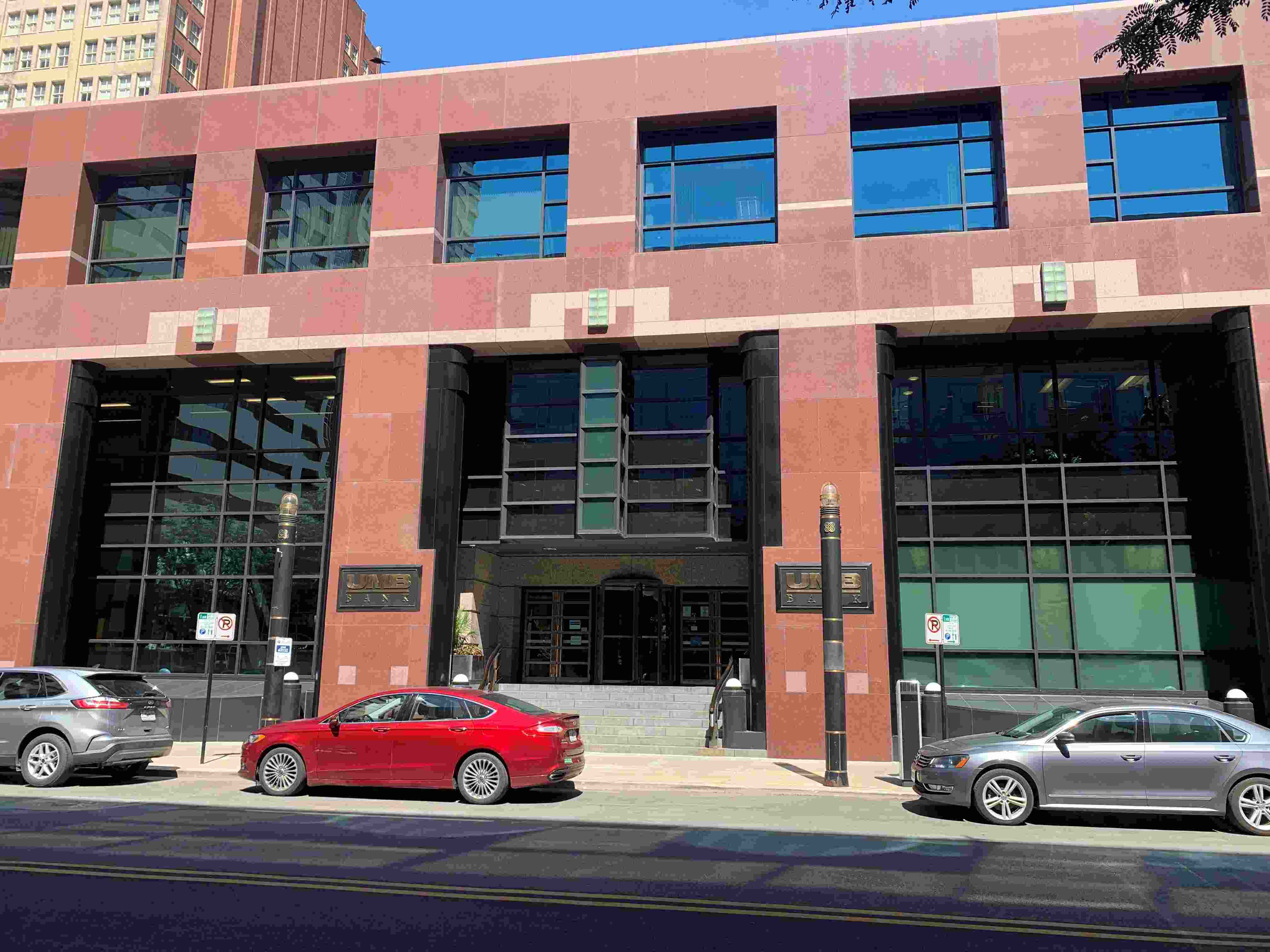 Walnut Lobby Branch & ATM Kansas City, MO 64106 UMB Bank